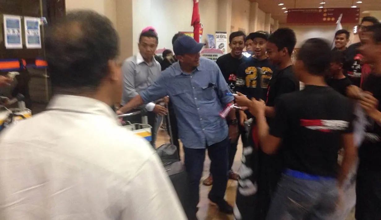 Pelatih anyar PBDKT T-Team, Rahmad Darmawan, disambut fans saat tiba di Malaysia, Kamis (3/12/2015). Pelatih yang akrab disapa RD itu merupakan mantan pelatih Persija Jakarta. (Istimewa) 