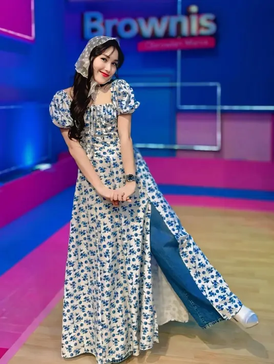 Bak remaja, Ayu Ting Ting memamerkan gayanya yang unik pakai dress dan celana jeans panjang. Dress bercorak floral biru dengan detail kerah kerut ini sangat manis ketika dikenakan Ayu Ting Ting. [Foto: Instagram/ayutingting92]