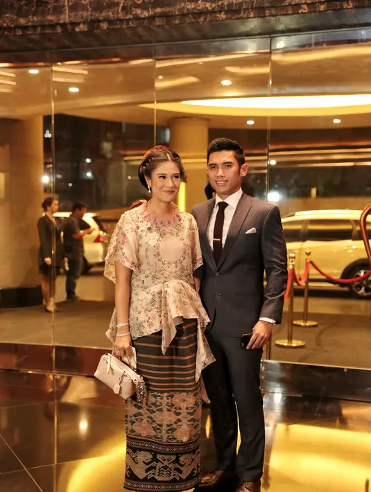 Saat dimintai komentarnya usai menghadiri resepsi Raisa dan Hamish, perempuan kelahiran Jakarta 35 tahun silam itu memuji kecantikan penyanyi tersebut. (Adrian Putra/Bintang.com)