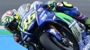 Pebalap Movistar Yamaha, Valentino Rossi, berada di peringkat kedua dengan catatan waktu 1 menit 32,100 detik pada kualifikasi MotoGP Prancis di Sirkuit Le Mans, Sarthe, Sabtu (20/5/2017). (AFP/Jean-Francois Monier)
