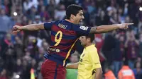 Penyerang Barcelona, Luis Suarez, merayakan gol ke gawang Villarreal pada laga di Camp Nou, Minggu (8/11/2015). (AFP PHOTO / Josep Lago)