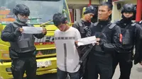 Pelaku pungli di Palembang yang menggunakan kuitansi ilegal saat memalak uang para sopir truk (Liputan6.com / Nefri Inge)
