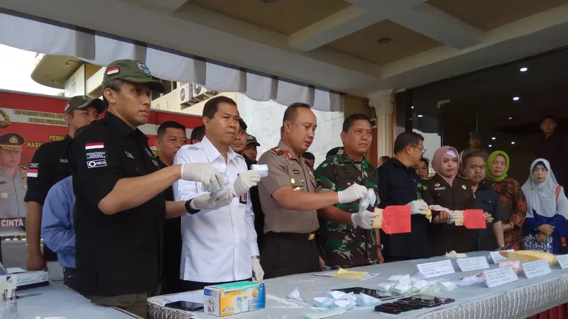 Kapolda Sumsel Irjen Pol Agung Budi Maryoto memimpin gelar pemusnahan narkoba di Mapolda Sumsel (Liputan6.com / Nefri Inge)