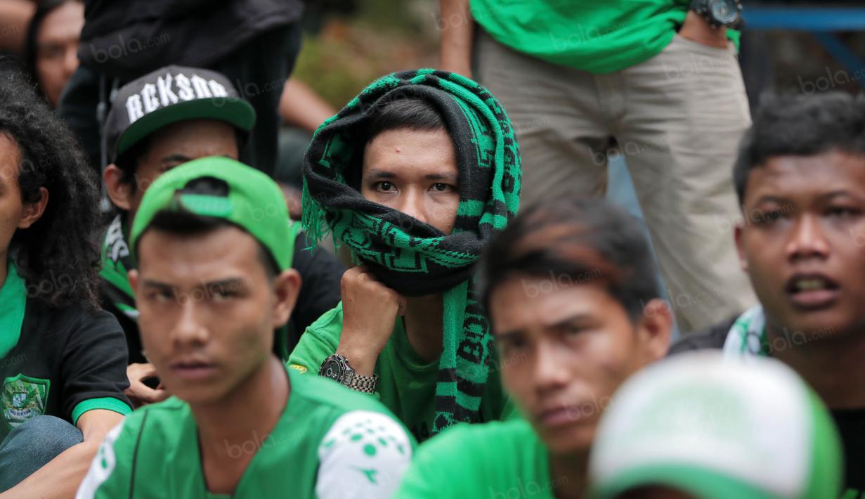 Bonek mania sedang mendengar arahan dari pemimpinnya Andie Peci dekat area hotel pelaksanaan Kongres PSSi di Ancol, Jakarta, (10/11/2016). (Bola.com/Nicklas Hanoatubun)