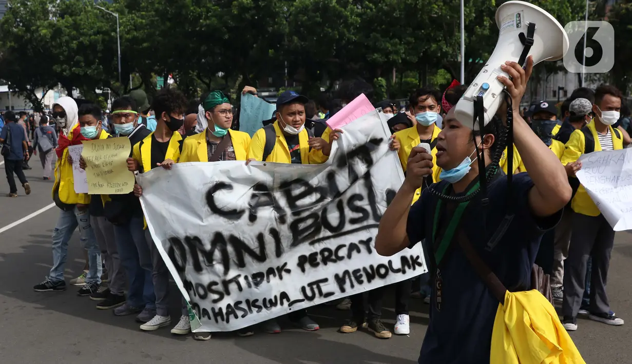 Mahasiswa berorasi saat melakukan aksi unjuk rasa di sekitar kawasan Patung Kuda, Jalan Medan Merdeka Barat, Jakarta, Selasa (20/10/2020). Dalam aksinya, ratusan mahasiswa meminta pemerintah membatalkan pengesahan Omnibus Law UU Cipta Kerja. (Liputan6.com/Helmi Fithriansyah)