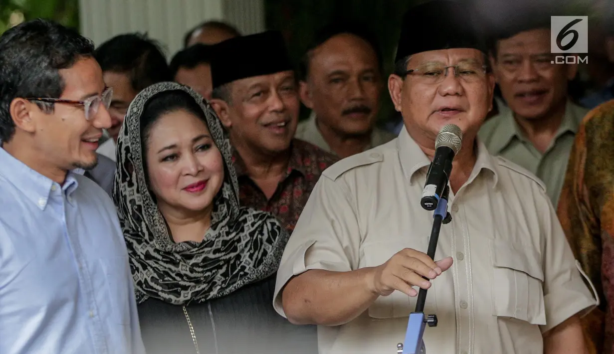 Capres dan Cawapres 02 Prabowo Subianto- Sandiaga Uno menggelar konferensi pers sikapi penetapan hasil pemilu di Jakarta, Selasa (21/5). Dalam konferensi pers nya, pasangan capres dan cawapres 02 tersebut menolak hasil rekapitulasi dari KPU  dan akan menggugat ke MK. (Liputan6.com/Faizal Fanani)