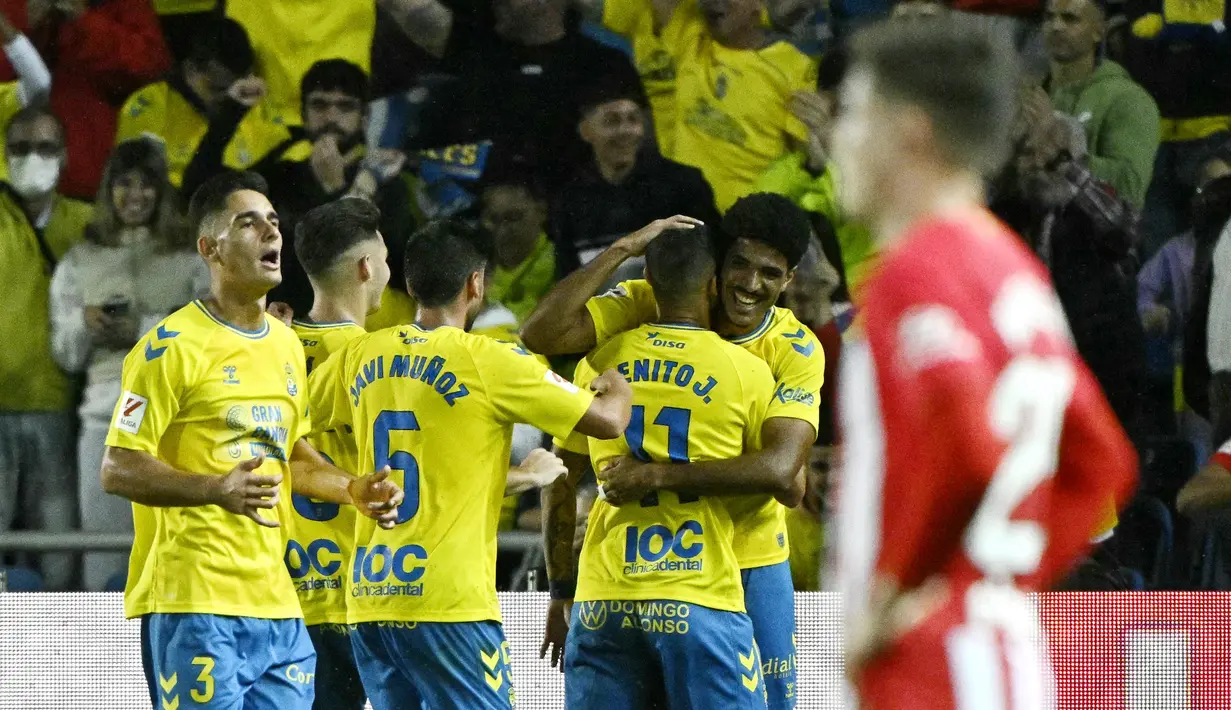 Pemain Las Palmas merayakan gol yang dicetak oleh Benito Ramirez ke gawang Atletico Madrid pada laga Liga Spanyol di Stadion Gran Canaria, Sabtu (4/11/2023). Las Palmas mengunci kemenangan berkat gol Kirian Rodriguez dan Benito Ramirez. Alvaro Morata sempat memperkecil ketinggalan. (AFP/Javier Soriano)