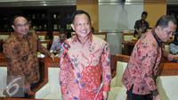 Kepala BNPT Komjen Pol Tito Karnavian sebelum mengikuti RDP dengan Komisi III DPR di Jakarta, Rabu (13/4). RDP membahas  Pelaksanaan tupoksi BNPT Optimaliasi program deradikalisasi, dan Program prioritas dan target kinerja BNPT. (Liputan6.com/Johan Tallo)