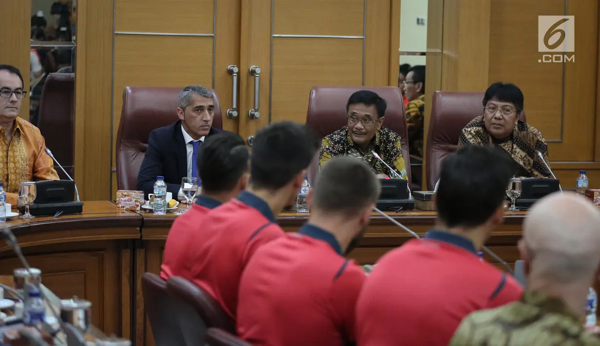 Gubernur DKI Jakarta Djarot Saiful Hidayat menerima kedatangan skuat serta official Persija Jakarta dan klub sepakbola asal Spanyol, Espanyol, di Balai Kota DKI Jakarta, Rabu (19/7). (Liputan6.com/Faizal Fanani)