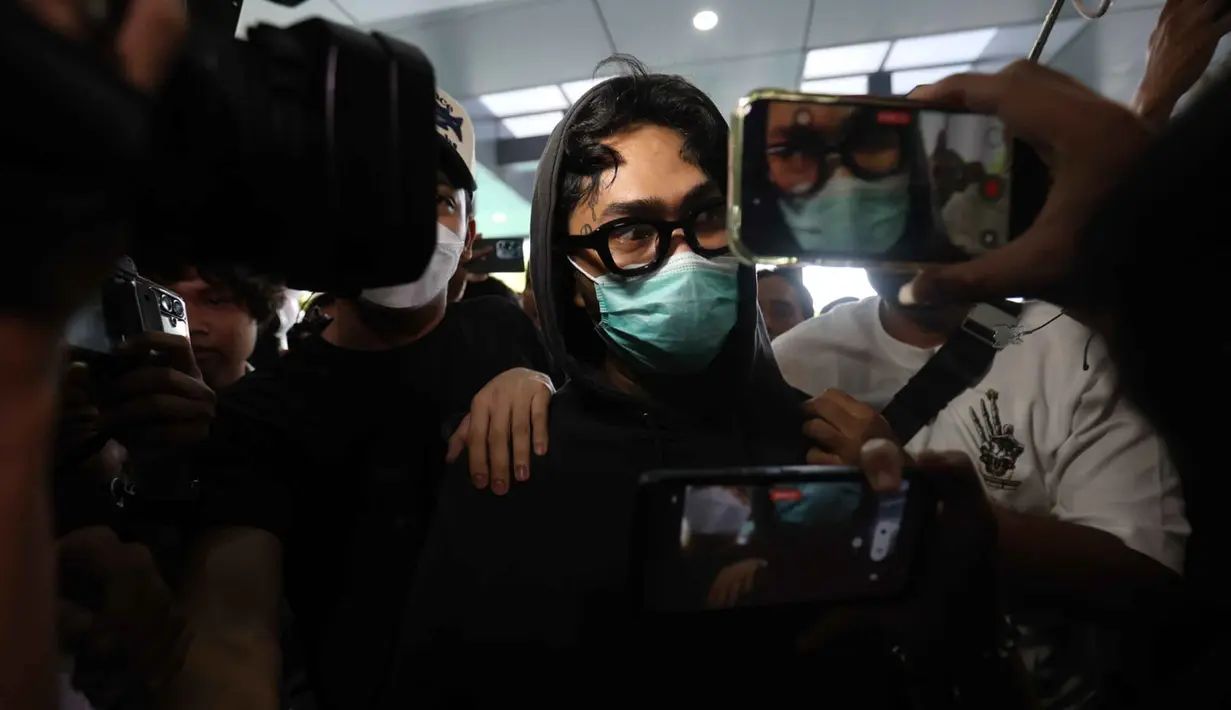 Musisi sekaligus aktor, Onadio Leonardo atau akrab disapa Onad, saat tiba di Polres Jakarta Barat pada Senin (3/11/2025). Hari ini, Senin 3 November 2025, diketahui Onad mengajukan permohonan rehabilitasi sekaligus menjalani asesmen di Badan Narkotika Nasional Provinsi (BNNP) DKI Jakarta. (Kapanlagi.com/Budy Santoso)