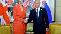 PM Inggris Theresa May berjabat tangan dengan Pressiden Vladimir Putin dalam sebuah kunjungan ke Rusia (AP/Alexei Druzhinin)