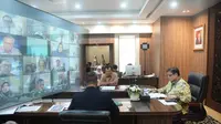 Menteri Koordinator Bidang Perekonomian Airlangga Hartarto mengadakan kegiatan audiensi dengan kelompok ahli Satgas AZEC dan Satgas Semikonduktor secara virtual, Selasa (2/4/2024). (Dok Kemenko Perekonomian)
