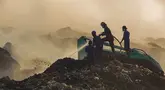 Petugas pemadam kebakaran berusaha memadamkan api di Tempat Pembuangan Akhir (TPA) Jatiwaringin, Kabupaten Tangerang, Banten, Jumat (03/07/2026). (Merdeka.com/ Arie Basuki)