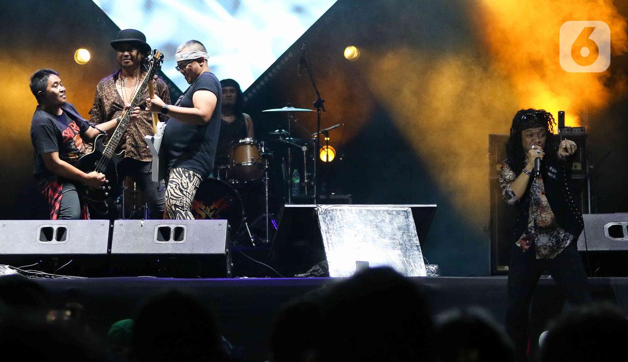 Band Rock Seurieus x Candil tampil beraksi pada Everblast Festival 2023 di Gambir Expo Kemayoran, Jakarta, Sabtu (4/3/2023).  Panggung Everblast Festival 2023 menjadi saksi reuni antara Seurieus dengan sang mantan vokalis, Candil. (Liputan6.com/Herman Zakharia)
