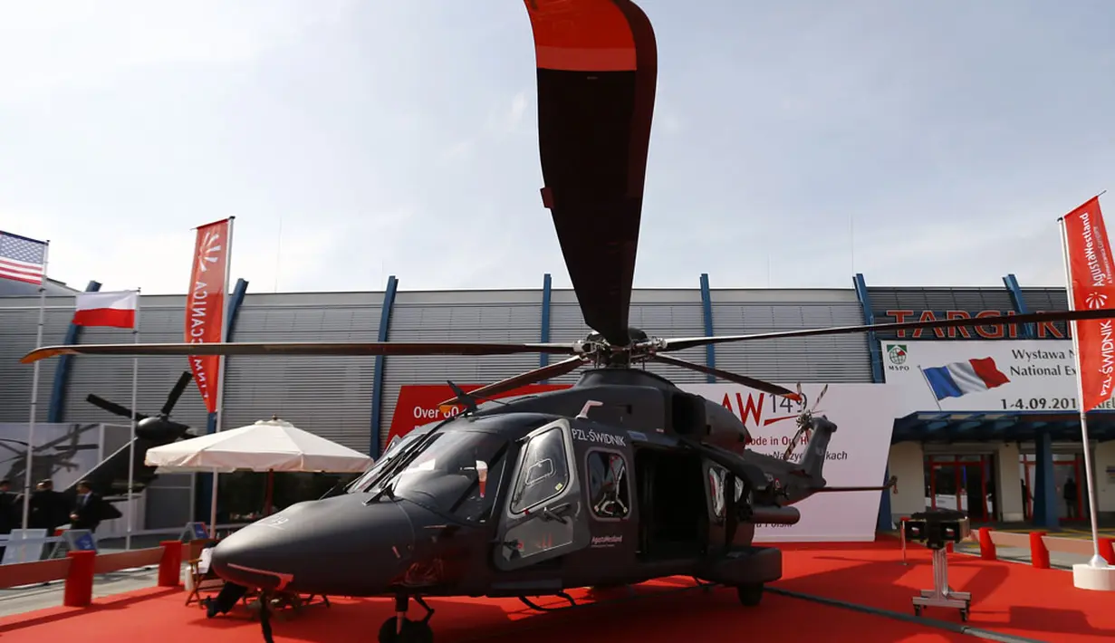 Sebuah helikopter militer tipe AW149 buatan AugustaWestland dipajang dalam sebuah pameran di Kielce, Polandia, (2/9/2014). (REUTERS/Kacper Pempel)