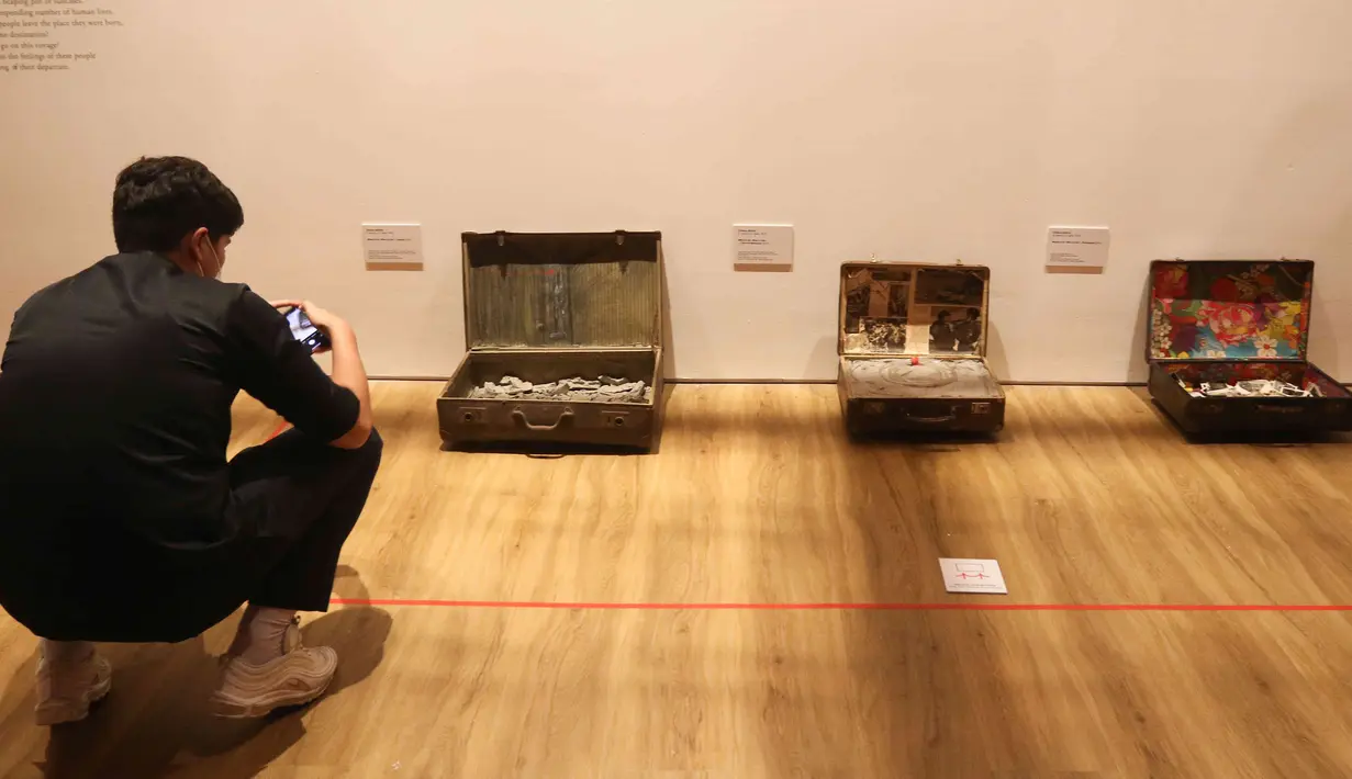 Pengunjung mengambil gambar karya seni instalasi dalam pameran bertajuk The Soul Trembles di Museum Modern and Contemporary Art in Nusantara (MACAN), Jakarta, Selasa (3/01/2023). Pameran tunggal karya perupa asal Jepang, Chiharu Shiota itu akan dibuka untuk publik mulai 26 November 2022 hingga 20 April 2023. (Liputan6.com/Herman Zakharia)