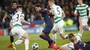 Pemain PSG, Neymar menerobos pertahanan Celtic pada laga grup B Liga Champions di Parc des Princes stadium, Paris, (22/11/2017). PSG menang telak 7-0. (AP/Christophe Ena)
