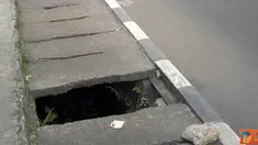 Citizen6, Jakarta: Trotoar bolong di Jalan Asia Afrika Senayan, Jakarta, membahayakan para pengguna jalan. (Pengirim: Akhid)