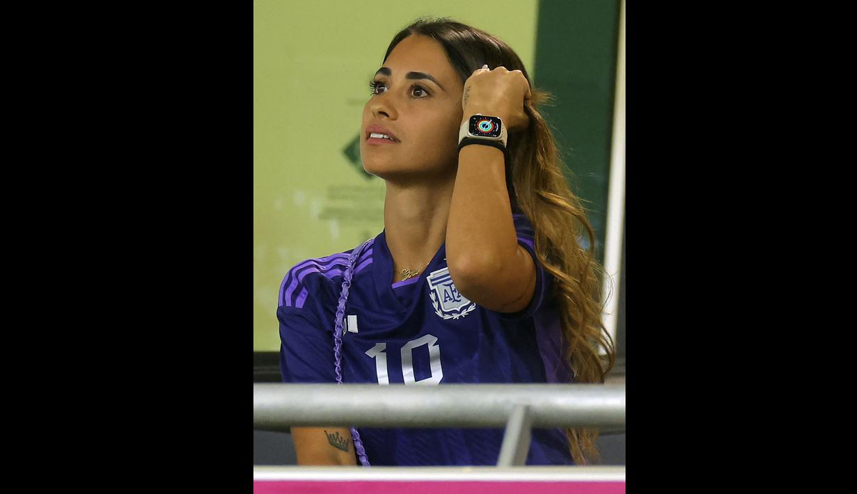 Antonella terlihat mengenakan baju away ketiga Argentina yang berwarna ungu lengkap dengan nomor 10 milik Lionel Messi. (AFP/Odd Andersen)