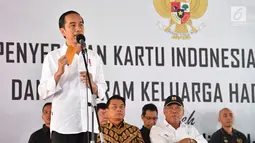 Presiden Jokowi menyampaikan keterangan dalam penyerahan KIP dan PKH di SMA Negeri 1 Palembang, Sumatra Selatan (22/1). Dalam kunjungan kerjanya tersebut Presiden Jokowi menyerahkan langsung kepada 1.700 penerima KIP. (Liputan6.com/Pool/Biro Setpres)
