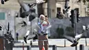 Seorang lansia mengabadikan gambar di Istanbul, Turki, Minggu (10/5/2020). Setelah melonggarkan lockdown terkait virus corona COVID-19, Turki mengizinkan para lansia berusia 65 tahun ke atas untuk keluar rumah.