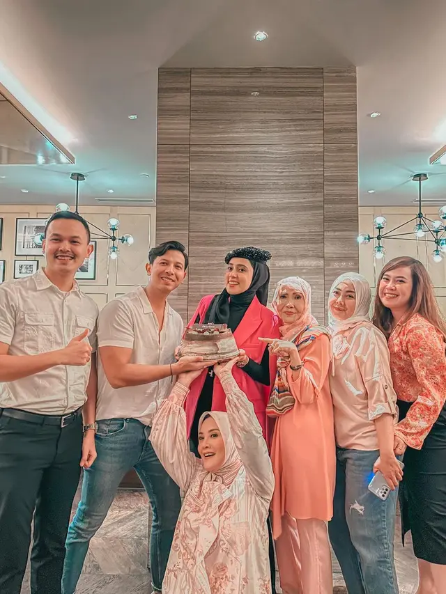 Momen Fairuz A Rafiq Dapat Kejutan Ultah ke-37 dari Sonny Septian (Foto: Instagram fairuzarafiq)