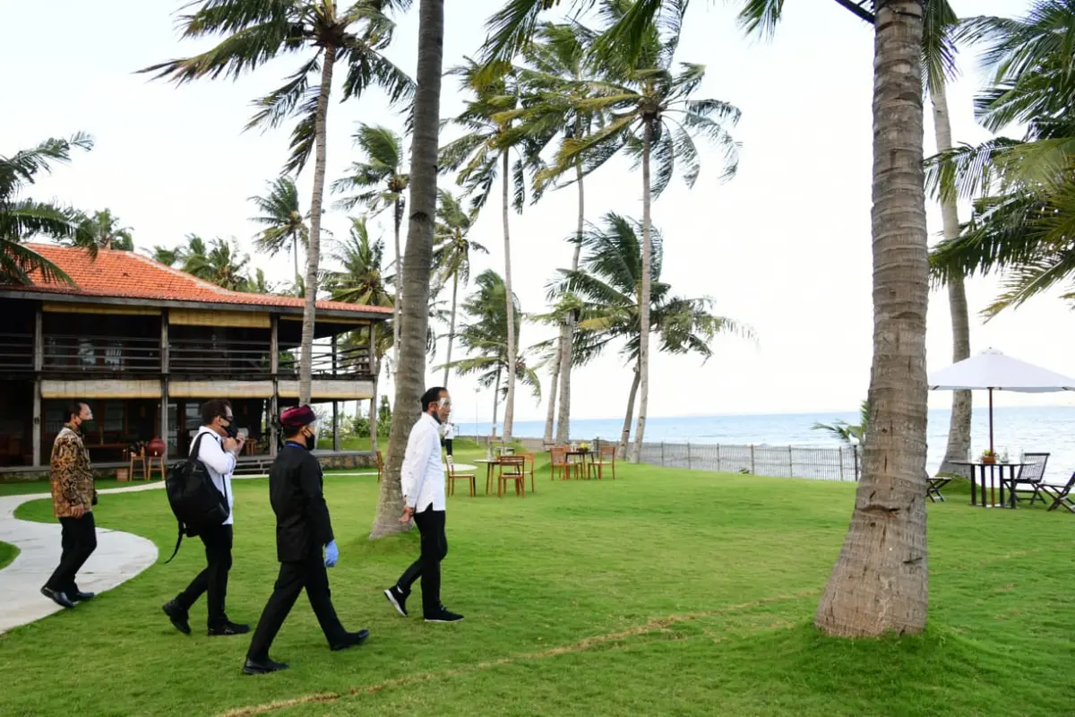 Jokowi saat mengunjungi Villa So Long dan Pantai So Long di Kabupaten Banyuwangi, Jawa Timur, Kamis (25/6/2020).