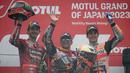 Selebrasi pembalap di atas podium (dari kiri) peringkat kedua Francesco Bagnaia (Ducati Lenovo), juara Jorge Martin (Pramac Ducati) dan peringkat ketiga Marc Marquez (Repsol Honda) saat upacara penyerahan trofi pada balapan MotoGP Jepang 2023 di Sirkuit Motegi, Minggu (1/10/2023) siang WIB. (AFP/Toshifumi Kitamura)