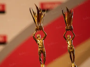 Piala Djarum Superliga 2017 dipamerkan saat jumpa pers di Hotel Kempinski, Jakarta, Rabu (11/1/2017). Sempat absen, Djarum Superliga tahun ini akan diselenggarakan di kota pahlawan, Surabaya. (Bola.com/Vitalis Yogi Trisna)