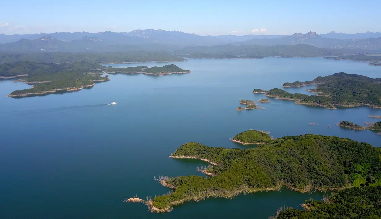 Foto dari udara yang diabadikan pada 1 September 2020 menunjukkan pemandangan Waduk Miyun di pinggiran timur laut Beijing, China.  Selama 60 tahun terakhir, Waduk Miyun telah menyediakan sebanyak lebih dari 39 miliar meter kubik air untuk Beijing dan daerah sekitarnya. (Xinhua/Zhang Chenlin)