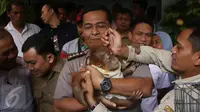 Subdit Sumdaling Dit Reskrimsus Polda Metro Jaya berhasil mengamankan seekor orangutan, beruang madu, dan harimau dahan yang dipelihara pelaku AM di rumahnya tanpa surat izin, Jakarta, Selasa (4/4). (Liputan6.com/ Immanuel Antonius)