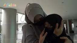 Della, istri Irfan Hakim tak kuasa menahan tangisnya saat berpisah dengan Raina dan Rakana yang akan menetap di pesantren. (Foto: YouTube)