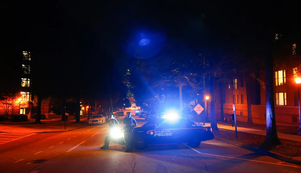 Polisi memblokir jalan-jalan di depan sebuah kantor polisi di Georgia Tech dimana terjadi demonstrasi sebelumnya dan setidaknya satu mobil polisi dibakar di Atlanta (18/9). (Foto AP / Kevin D. Liles)