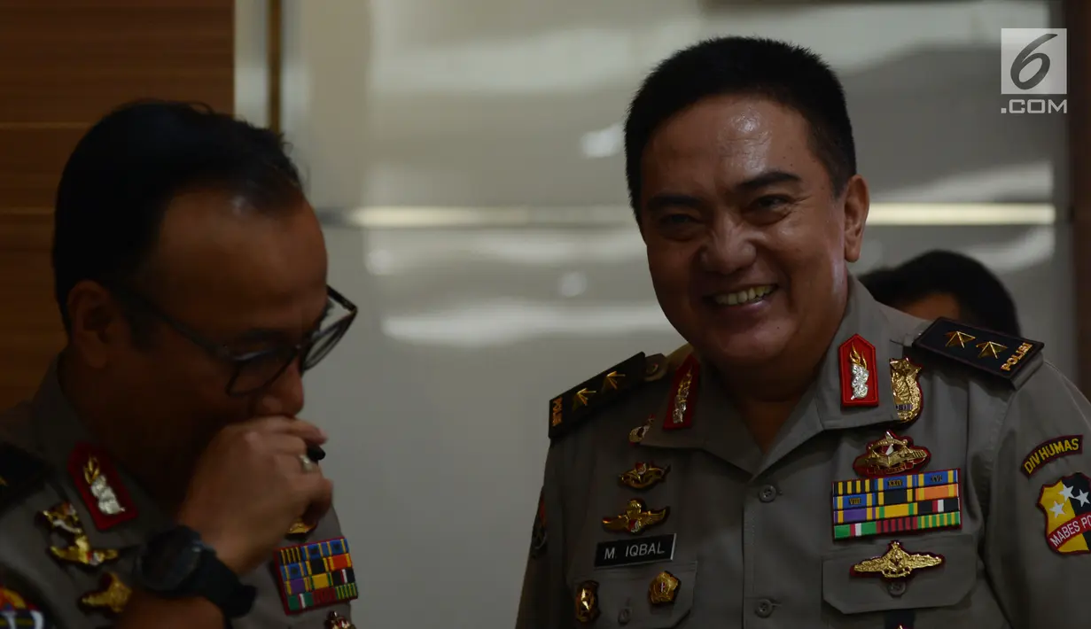 Kadiv Humas Polri, Irjen M Iqbal menghadiri rilis  tersangka pembuat berita hoaks 7 kontainer surat suara tercoblos di Mabes Polri, Jakarta, Rabu (9/1). Tersangka berinisial BBP ditampilkan polisi dalam rilis pengungkapan perkara (Merdeka.com/Imam Buhori)