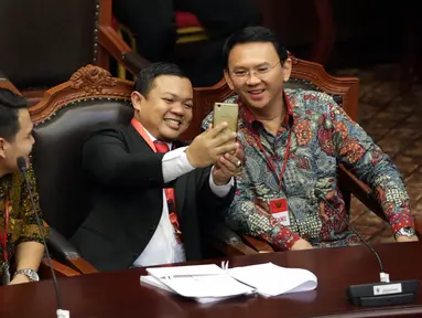 Gubernur DKI Jakarta, Basuki T Purnama foto bersama bakal calon kepala daerah Aceh Barat, Fuad Hadi Woyla saat sidang lanjutan Uji Materi Pasal 70 ayat 3 UU Pilkada mengenai cuti selama kampanye di MK, Jakarta, Senin (5/9). (Liputan6.com/Johan Tallo)