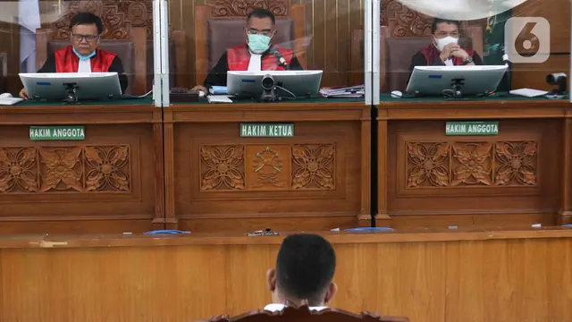 Pose Salam Saranghae ala Kuat Marif Sebelum Jalani Sidang Pembacaan Vonis di Kasus Pembunuhan Brigadir