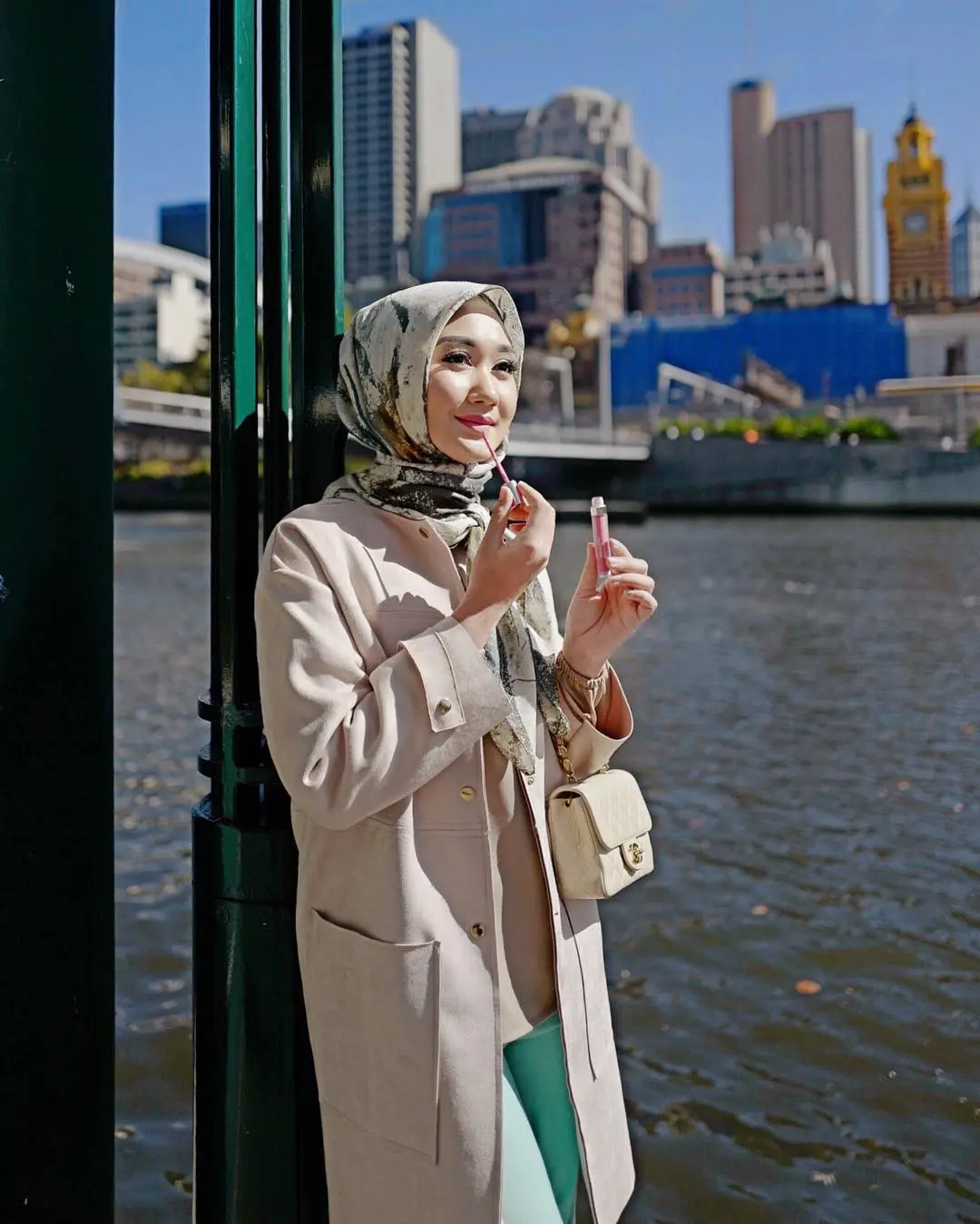 Tampilan hijab makin modis dengan mengenakan long blazer. (Sumber foto: dianpelangi/instagram)