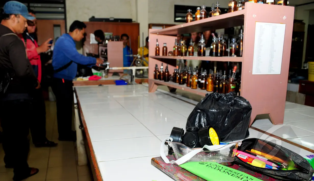 Petugas memeriksa Laboratorium Fakultas Farmasi Universitas Indonesia yang meledak saat sejumlah mahasiswa tengah mengerjakan tugas kuliah, Senin (16/3/2015). Diperkirakan 14 mahasiswa terluka akibat ledakan.(Liputan6.com/Yoppy Renato)
