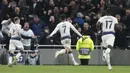 Penyerang Tottenham Hotspur, Son Heung-min, melakukan selebrasi usai membobol gawang Manchester City pada laga Liga Champions di Stadion Tottenham Hotspur, Selasa (9/4). Tottenham menang 1-0 atas City. (AP/Frank Augstein)