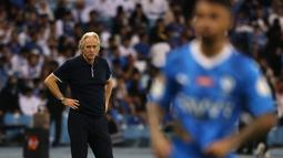 Jorge Jesus (kiri) resmi kembali menangani Al Hilal pada musim 2023/2024. Dia dikontrak selama semusim oleh klub Arab Saudi tersebut dan mendapat bayaran 10 juta euro per musim. Sebelumnya pria asal Portugal tersebut pernah menangani Al Hilal pada musim 2018/2019. (AFP/Fayez Nureldine)