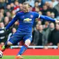 Kapten Manchester United, Wayne Rooney, berusaha melepaskan tendangan saat melawan Arsenal pada laga Premier League di Stadion Emirates, London, Minggu (7/5/2017). (EPA/Facundo Arrizabalaga)