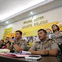 Menurut Iwan, Ello menggunakan barang haram tersebut sejak masih kuliah. Setelah dilakukan pengintaian selama 1,5 bulan, akhirnya Ello ditangkap di  kediamannya saat sedang istirahat. (Adrian Putra/Bintang.com)