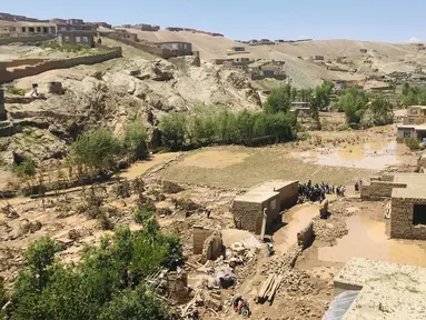 Sejumlah rumah terlihat rusak berat setelah banjir besar melanda provinsi Ghor, Afghanistan Barat, Sabtu, 18 Mei 2024. (AP Photo/Omid Haqjoo)