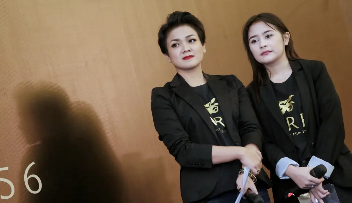 Kini, tugas berat sedang diemban Prilly. Senin, (24/10/2016) ia dilantik sebagai Ketua Bidang Kehumasan Persatuan Artis Film Indonesia (Parfi) 56 pada periode 2016-2021. (Adrian Putra/Bintang.com)