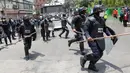 Polisi saat membubarkan massa aksi di Nepal (11/6/2020). Sekitar 1000 pemrotes berkumpul menuntut peningkatan pengujian dan dugaan korupsi oleh pejabat pemerintah saat membeli peralatan dan alat uji. (AP Photo/Niranjan Shrestha)