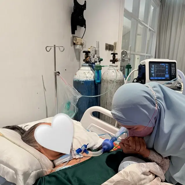 6 Potret Kakak Alya Rohali Pamit Umrah ke Ibunda Sebelum Meninggal, Dengar Suara Ibu