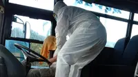 Sopir bus ditemukan tak bernyawa di dalam bus yang dikendarainya di Jalan Sultan Agung, Medansatria, Kota Bekasi. (Liputan6.com/Bam Sinulingga)
