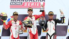 M. Adenanta Putra (tengah) tampil dominan dengan menyapu bersih dua balapan dan mengamankan podium pertama di kelas tertinggi yaitu National Supersport 600cc pada seri pertama Mandalika Racing Series 2025. (Astra Honda Motor)