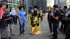 Seorang pria berpakaian khas budaya China ala Hakim Bao mendatangi Pengadilan Negeri Jakarta Pusat, Rabu (10/8). Hakim Bao atau Bao Zheng adalah seorang hakim dan negarawan terkenal pada zaman Dinasti Song Utara. (Liputan6.com/Helmi Afandi)