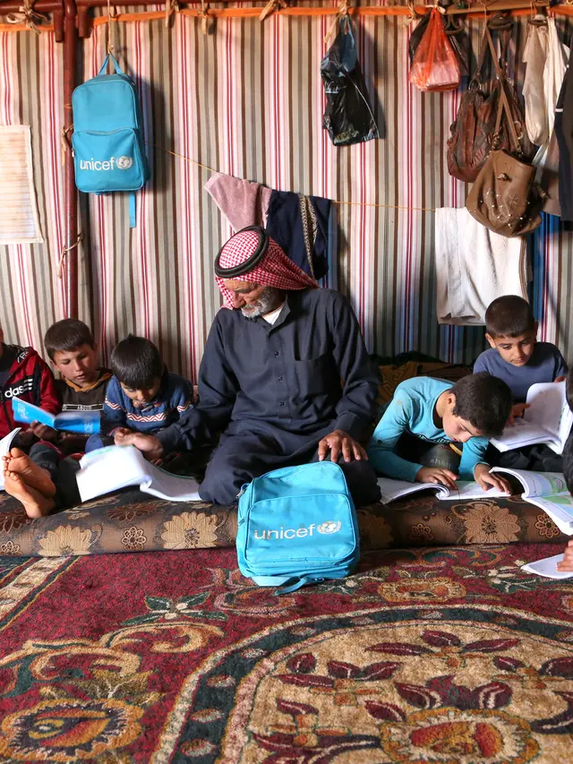 Potret haru Kakek 83 tahun bernama Abderrazaq Khatoun rawat 11 cucunya yang yatim piatu (foto: Ahmad al-ATRASH/AFP)